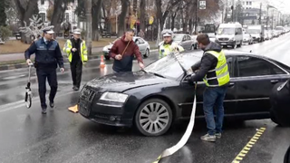 Accident şocant &icirc;n Suceava! O mamă, spulberată pe trecerea de pietoni cu tot cu căruţul &icirc;n care se afla copilul ei