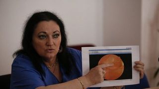 Cum s-a îmbogăţit Monica Pop cu peste 100.000 de euro! Celebrul oftalmolog şi-a vândut casa părintească din Piatra-Neamţ!