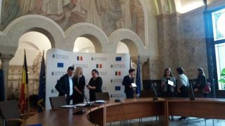 Imagini care te pun pe g&acirc;nduri! Elevii care au luat 10 la BAC au plecat din ţară! La ceremonia organizată de Primăria Sector 1 au venit doar părinţii să ridice premiile