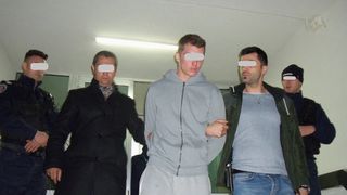 Mama "teroristului din Brăila", cu lacrimi &icirc;n ochi. "Fiul meu nu e criminal. Se spun numai răutăţi despre el!"