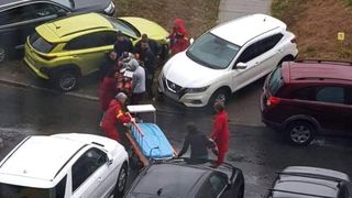 Caz halucinant la Spitalul Judeţean din Constanţa! Paramedicii au fost nevoiţi să facă slalom cu un pacient &icirc;n stare gravă, din cauza maşinilor parcate l&acirc;ngă heliport