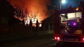 Incendiu violent la Tăşnad. Un cazan a explodat &icirc;ntr-o casă şi imobilul a luat foc!