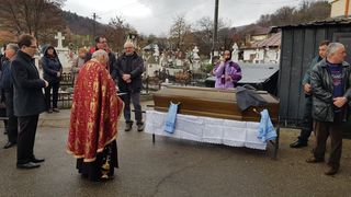 Alex, t&acirc;nărul ars &icirc;n explozia din Neamţ, a fost condus pe ultimul drum! Zeci de persoane venit să &icirc;i spună ADIO! E dureros să priveşti imaginile astea