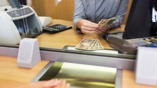 Rate mai mari pentru rom&acirc;nii cu credite &icirc;n lei. Motivul pentru care vor scoate mai mulţi bani din buzunare