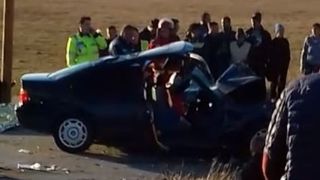 Accident cumplit în Dolj! Două persoane au murit după ce un bărbat a intrat cu maşina într-un copac