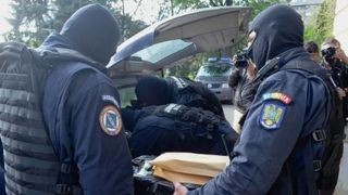 Poliţiştii antidrog din Bucureşti au destructurat cea mai mare reţea de producere şi distribuire a canabisului