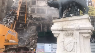 Magazinul Bucureşti din Centrul Vechi a &icirc;nceput să fie demolat! Era magazinul preferat al lui Nicolae Ceauşescu