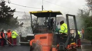 Bani publici cheltuiti de pomană! La Constanţa, asfaltarea se face în timp ce plouă