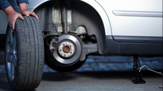 Şoferii rom&acirc;ni, luaţi prin surprindere de venirea timpurie a iernii. Vulcanizările s-au umplut de maşini zilele acestea