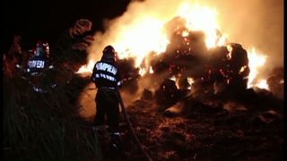 Bărbat ars de viu &icirc;n propria casă. Pompierii se luptă cu flăcările