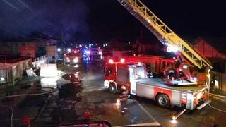 Incendiu puternic la o fabrică de mobilă din T&acirc;rgovişte! Focul se manifestă pe o suprafaţă de un hectar