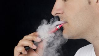 Substanţa periculoasă din ţigările electronice. Boala pe care o produce este incurabilă