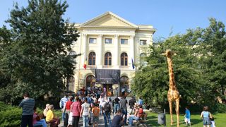 "Doriţi punguţă?" Intrarea la Muzeul Antipa va putea fi achitată cu pungi de plastic!