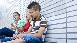 Studiu îngrijorător! Românii se apucă să bea de la vârste fragede! Coincidenţă sau nu, cele mai multe abandonuri şcolare se întâmplă la aceeaşi vârstă