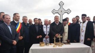 Ca la rom&acirc;ni! Drum de 40 de kilometri care face legătura &icirc;ntre Maramureş şi Bistriţa, inaugurat de autorităţi cu lăutari