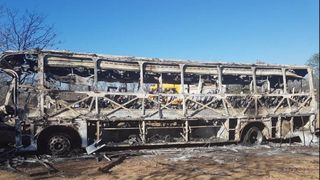 Tragedie de proporţii. Cel puţin 40 de morţi şi 27 de răniţi, după ce un autobuz s-a făcut scrum pe stradă