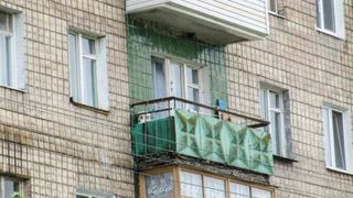 &Icirc;nt&acirc;lnire romantică terminată halucinant. Un bărbat şi-a aruncat amanta de la etajul 10