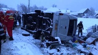 Accident de proporţii &icirc;n Buzău! Un autocar plin cu pasageri s-a răsturnat. Nouă persoane au ajuns la spital