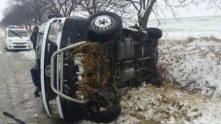 Accident grav. Un microbuz cu 19 pasageri s-a răsturnat. Care este starea victimelor