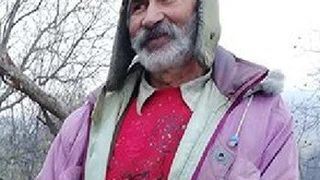 Nea Mihai şi nepoţii lui de c&acirc;ţiva anişori &icirc;ngheaţă de frig &icirc;n casă, din cauza unui pădurar. Cum este posibil: "Mă voi ruga de alţii să-mi dea nişte lemne"