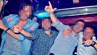 Petrecerea burlacilor care s-a &icirc;ncheiat cu 17 divorţuri. Pozele pe care le-au văzut soţiile pe un grup de WhatsApp