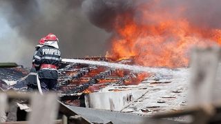 Incendiu &icirc;ntr-o casă din Cernica! O persoană a decedat şi doi copii au fost transportaţi la spital &icirc;n stare gravă