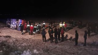 Accident tragic &icirc;n Vrancea! O persoană a murit şi mai multe au fost rănite după ce autocarul &icirc;n care se aflau s-a răsturnat