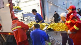 Femeia arsă din Argeş este &icirc;n stare critică la Timişoara, după ce toate spitalele din Bucureşti au refuzat-o