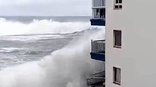 Vremea a luat-o razna &icirc;n toată lumea! Un hotel din Tenerife a fost măturat de valuri gigant