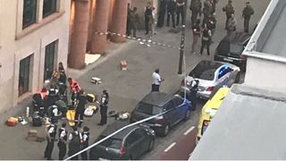 Stare de alertă la Bruxelles. Un poliţist a fost &icirc;njunghiat de un jihadist