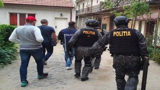 Descinderi ale mascatilor in mai multe case din Timis! Oamenii legii au gasit arme, cartuse si o cantitate insemnata de droguri