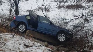 Accident cumplit în Dolj! Un bărbat a intrat cu maşina, în care se mai aflau soţia şi cei doi nepoţi, într-un cap de pod
