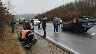 Dramă la Timişoara! O t&acirc;nără de 20 de ani se luptă să trăiască după ce maşina &icirc;n care se afla s-a răsturnat pe drum! Cine e vinovat de producerea accidentului?