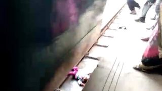 Moment tulburător &icirc;ntr-o gară! Un tren trece peste un bebeluş de un an căzut pe şine, iar copilul scapă miraculos