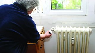 Zeci de mii de oameni &icirc;ngheaţă de frig &icirc;n casă, &icirc;n timp ce autorităţile ridică din umeri. Situaţie dramatică &icirc;ntr-un oraş din Rom&acirc;nia