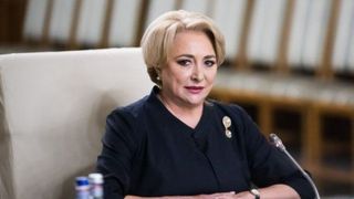 Ce intervenţii estetice are Viorica Dăncilă şi c&acirc;t au costat-o. Premierul Rom&acirc;niei ţine la frumuseţe