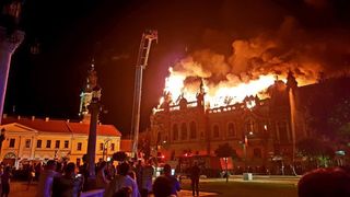 Rom&acirc;nii au pus m&acirc;nă de la m&acirc;nă pentru reparaţiile Palatului Episcopal din Oradea, care a luat foc. Nu mai puţin de 1 milion de lei s-au str&acirc;ns din donaţii