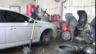 Marea goana după cauciurile de iarnă a atins apogeul! Şoferii care vor să economisească bani cumpără anvelope la m&acirc;na a două, vechi chiar şi de 8 ani