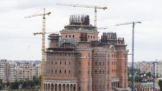 Peste 100 de milioane de euro a "&icirc;nghiţit" p&acirc;nă acum Catedrala M&acirc;ntuirii Neamului şi tot nu e gata. Paradoxal,  Primăria Capitalei a anunţat că va mai da 10 milioane de lei