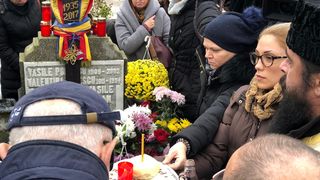 Parastas la morm&acirc;ntul Stelei Popescu! Alexandru Arşinel şi colegii de la teatru au &icirc;mpărţit colaci!