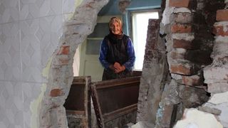 Mamaie Vasilica doarme în şopron cu vaca pentru că hoţii i-au furat materialele de construcţie. Bătrâna are lacrimi în ochi când se gândeşte ce iarnă grea o aşteaptă