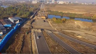 Bucata de autostradă care ar trebui să facă legătură &icirc;ntre A3 şi şoseaua Petricani este &icirc;ncă &icirc;n lucru! E a 5-a am&acirc;nare a termenului de finalizare