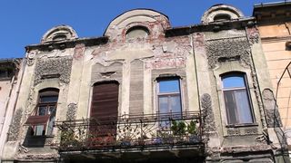 Primăria Arad va aplica &rdquo;taxă de paragină&rdquo; pentru 210 clădiri istorice degradate, ai căror proprietari refuză să execute lucrări de reparaţii