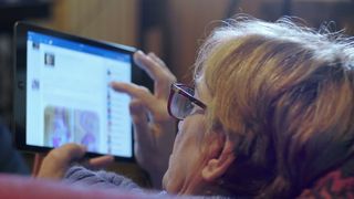 O femeie de 68 de ani din judeţul Hunedoara, &icirc;nşelată pe o reţea de socializare. I-a virat unui presupus cetăţean american suma de 11.400 de euro