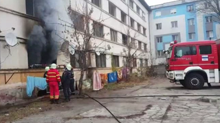 Incendiu devastator &icirc;n Slatina! O clădire care adăposteşte locuinţe sociale a luat foc! O persoană a fost găsită moartă, alte 30 au fost evacuate!