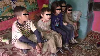 Drama urişă a unor familii din Afganistan! Pentru a putea supravieţui de pe o zi pe alta îşi vând copiii în rate