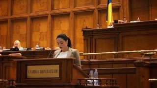 Sexy-deputata Corina Bogaciu a vorbit 4,03 minute de la tribună &icirc;n 2 ani de mandat! Săptăm&acirc;na trecută a demisionat din PSD şi a devenit independentă