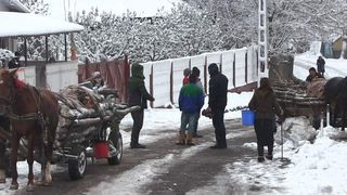 Caz revoltător &icirc;n Vaslui! Un cadavru ţinut cu săptăm&acirc;nile &icirc;n casă a fost  scos cu forţa de poliţişti