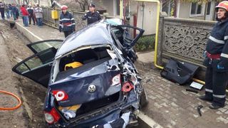 S-a aflat cine sunt victimele accidentului din Hunedoara! Frate şi soră, prinşi &icirc;ntre TIR-uri. Băiatul a murit pe loc, fata e &icirc;n comă