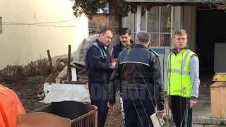 Explozie puternică într-o casă din Vatra Dornei! O fetiţă de un an a murit, după ce fratele ei de 2 ani i-a pus jar în pătuţ